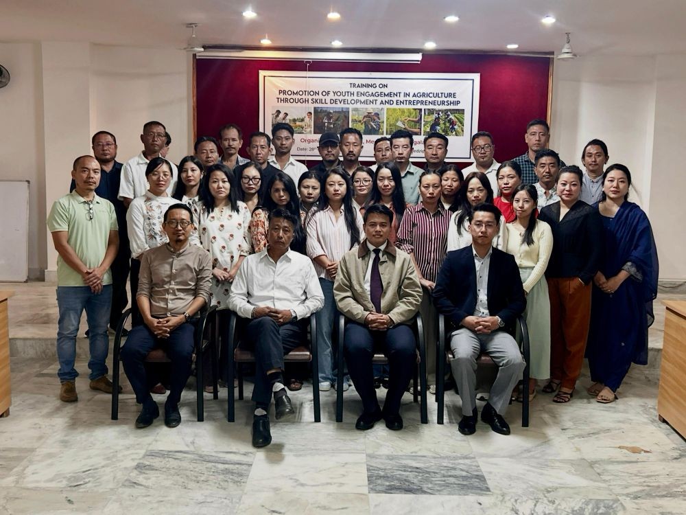 Bodevi Shuya, Director SAMETI & Principal IETC with resource persons, SAMETI officials and participants.